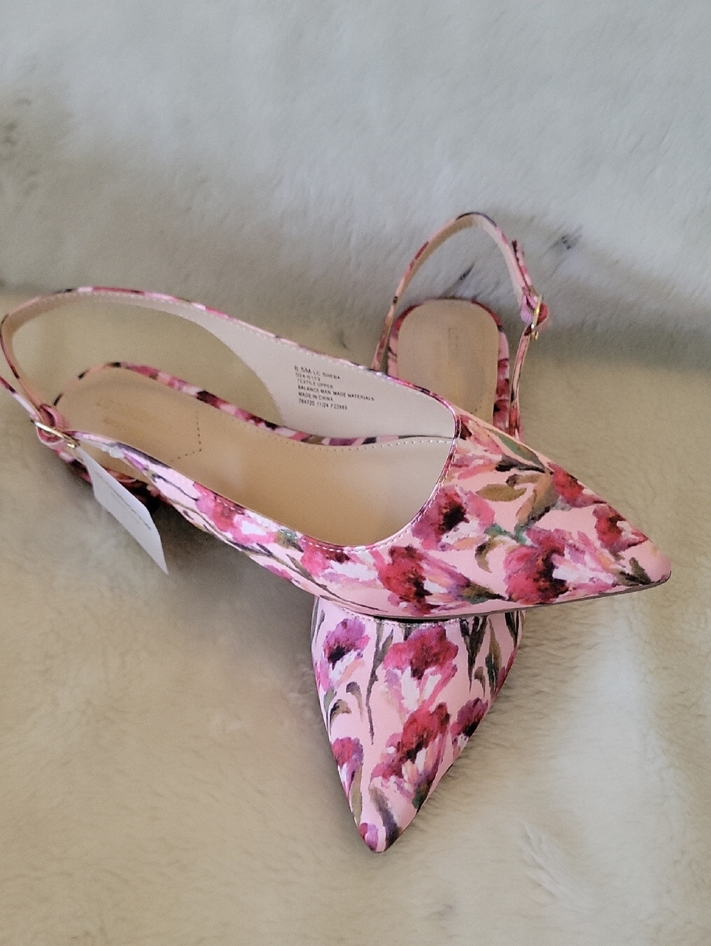 NWT LIZ CLAIBORNE Sheba Floral. Memory Foam. Size 6.5. Pink and Red Colors.